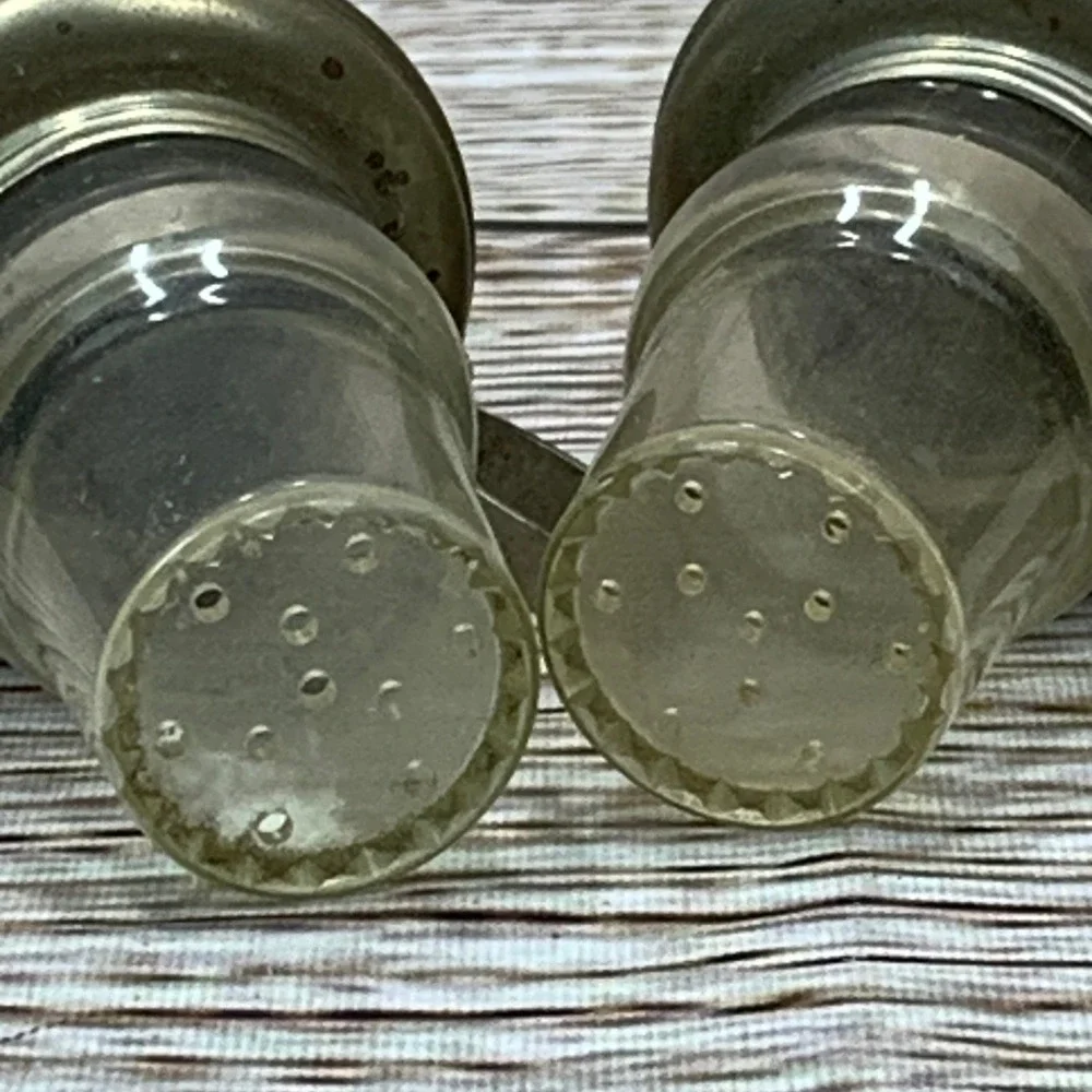Vintage Mini Oil Lamp Salt Pepper Shakers‎ Silver Tone Plastic Cruet Set